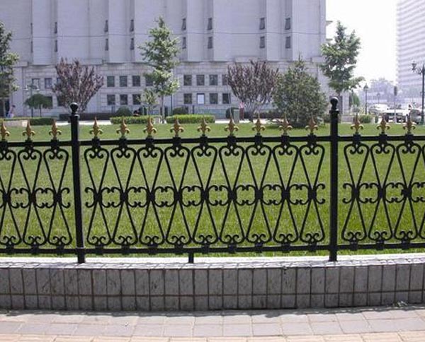 十堰鐵藝護(hù)欄有哪些優(yōu)缺點以及維護(hù)方式呢？